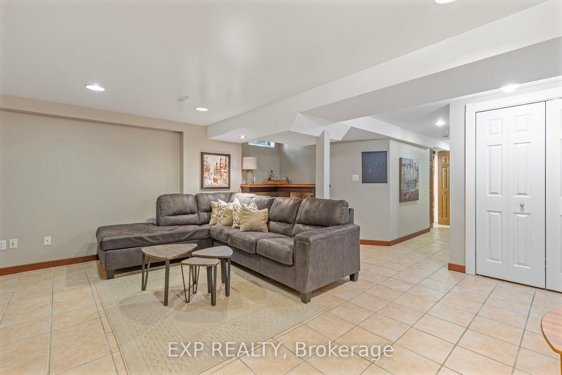 293 Warner Crescent photo 18
