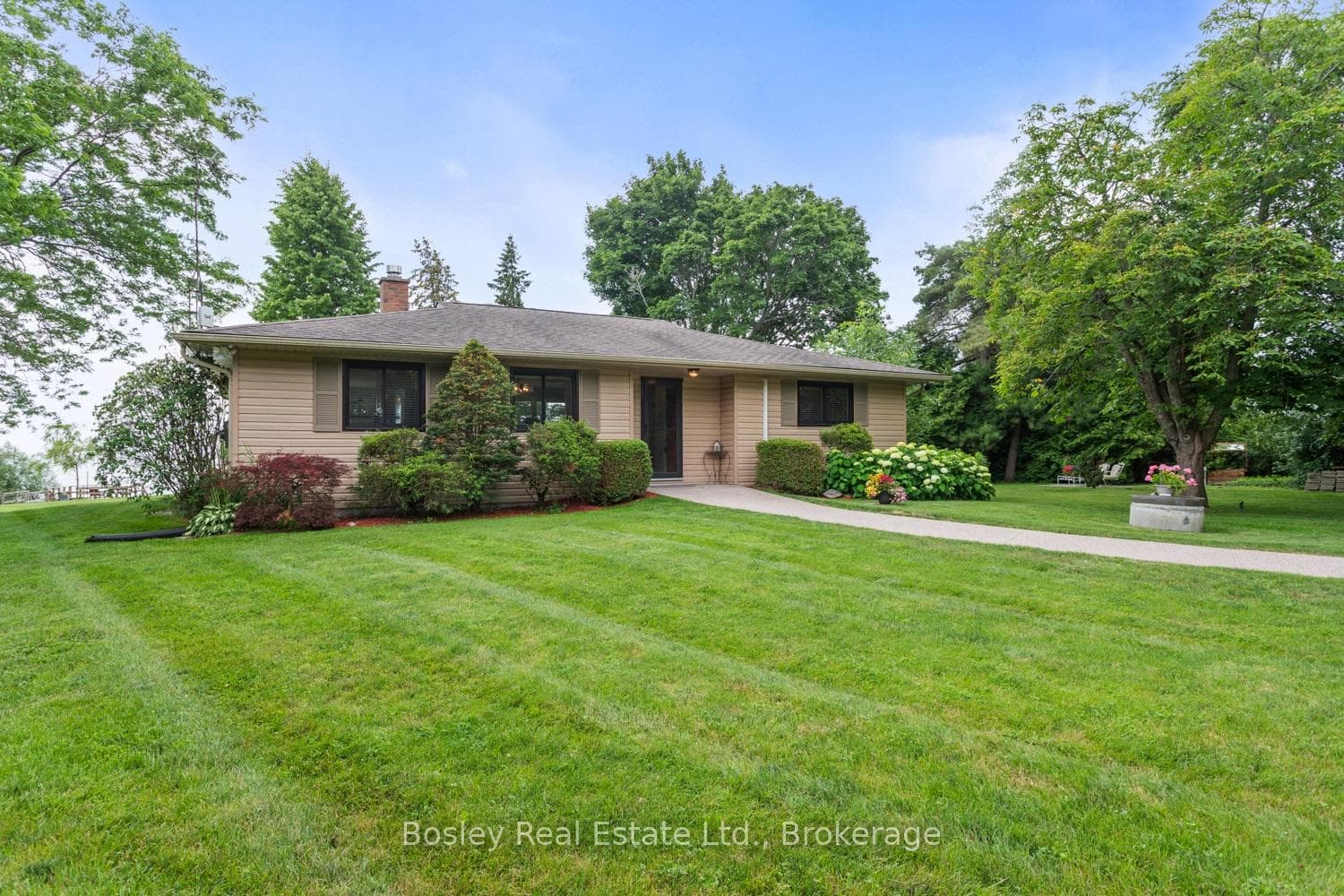 373 Victoria Beach Road photo 2