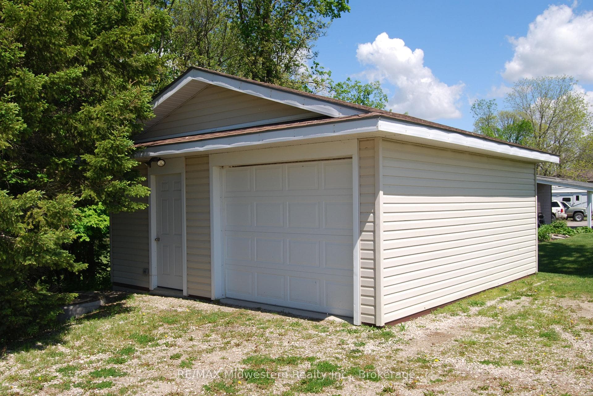 39668 Amberley Road photo 3