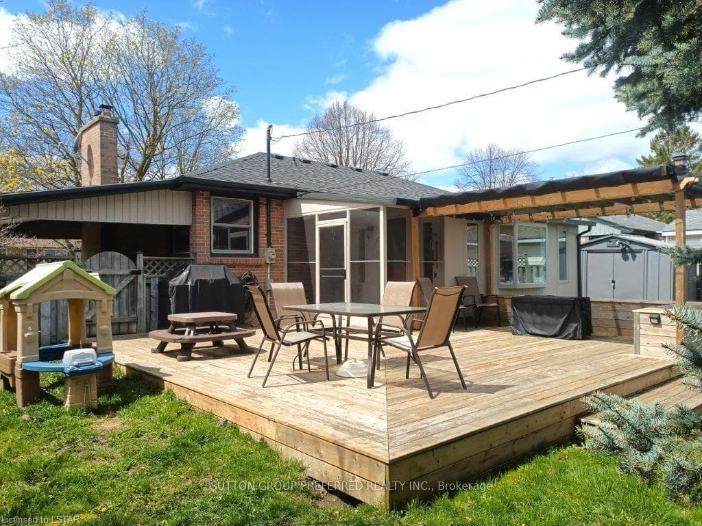 1180 Farnsborough Crescent photo 36