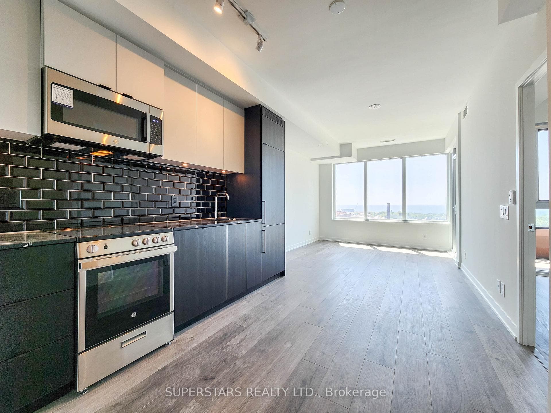 285 Dufferin Street Unit 1013 photo 3
