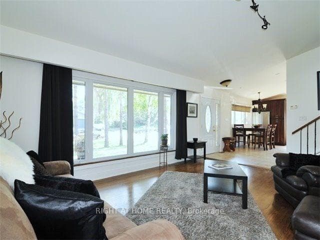1904 Spruce Hill Road photo 3