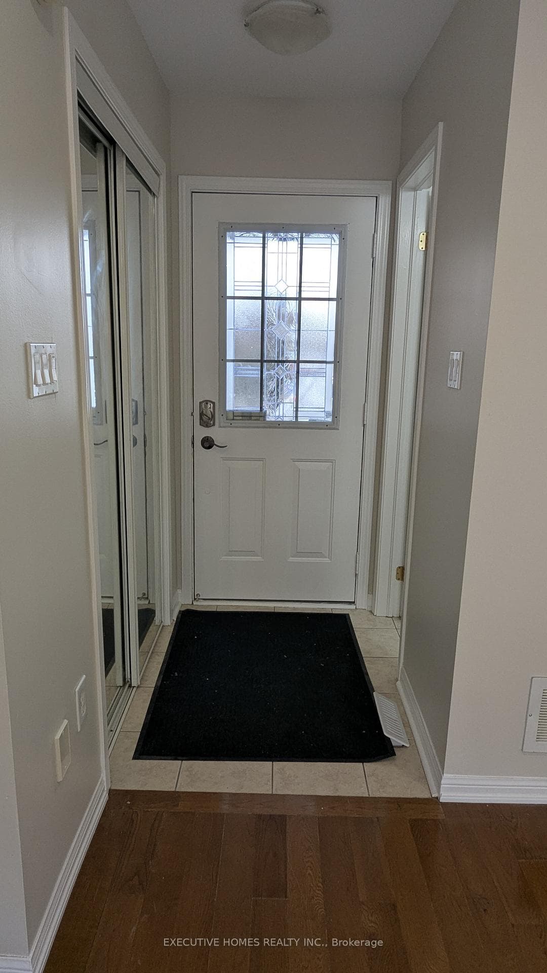 676 Hamilton Crescent photo 5
