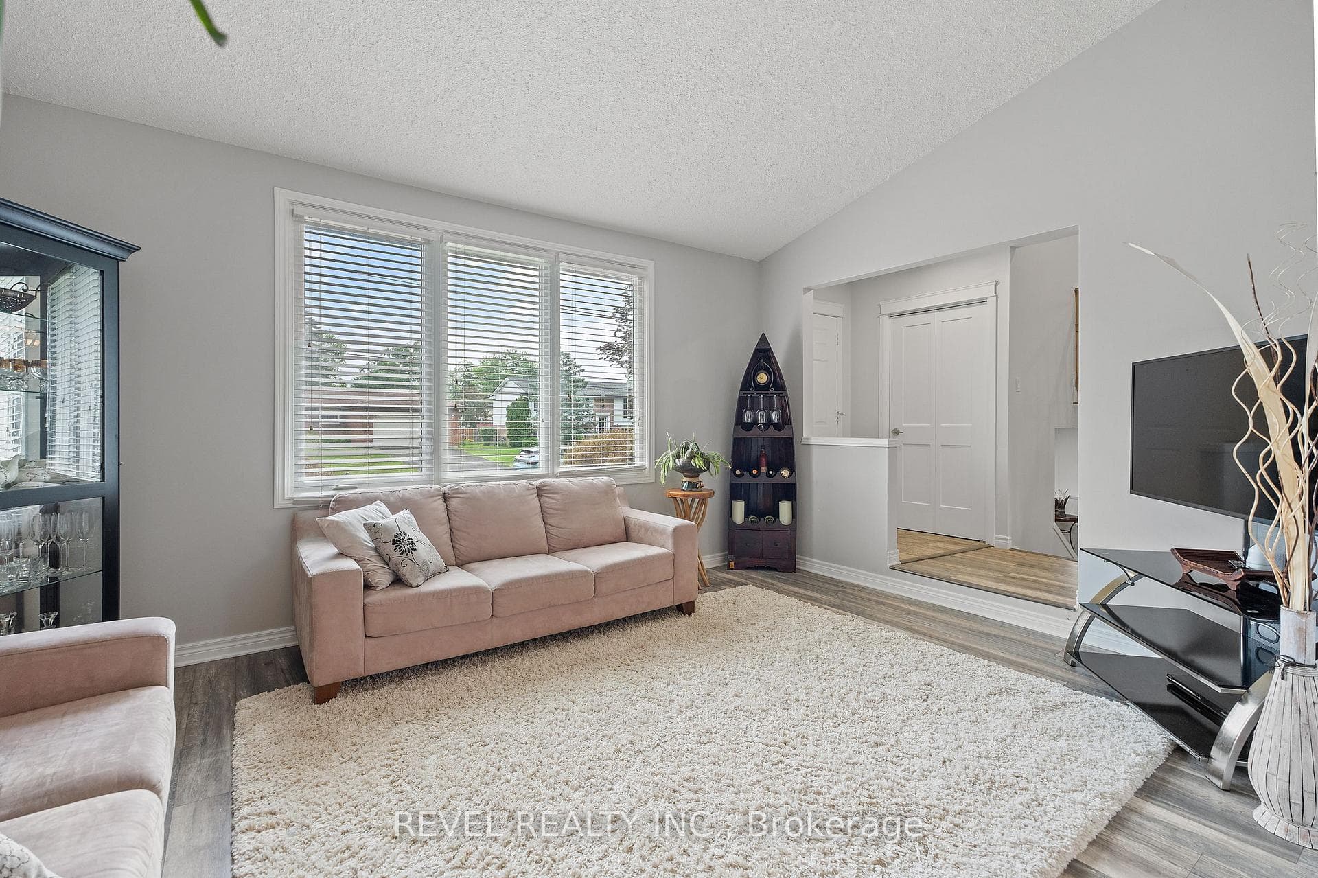 833 Lakeview Road photo 3
