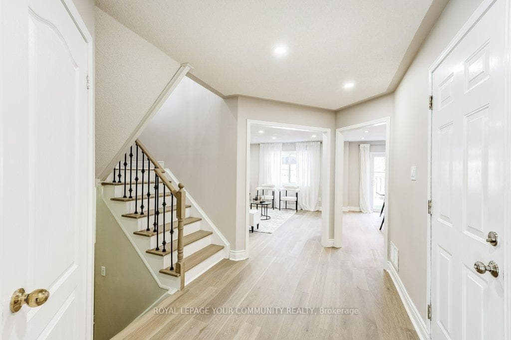 156 Flagstone Way photo 8