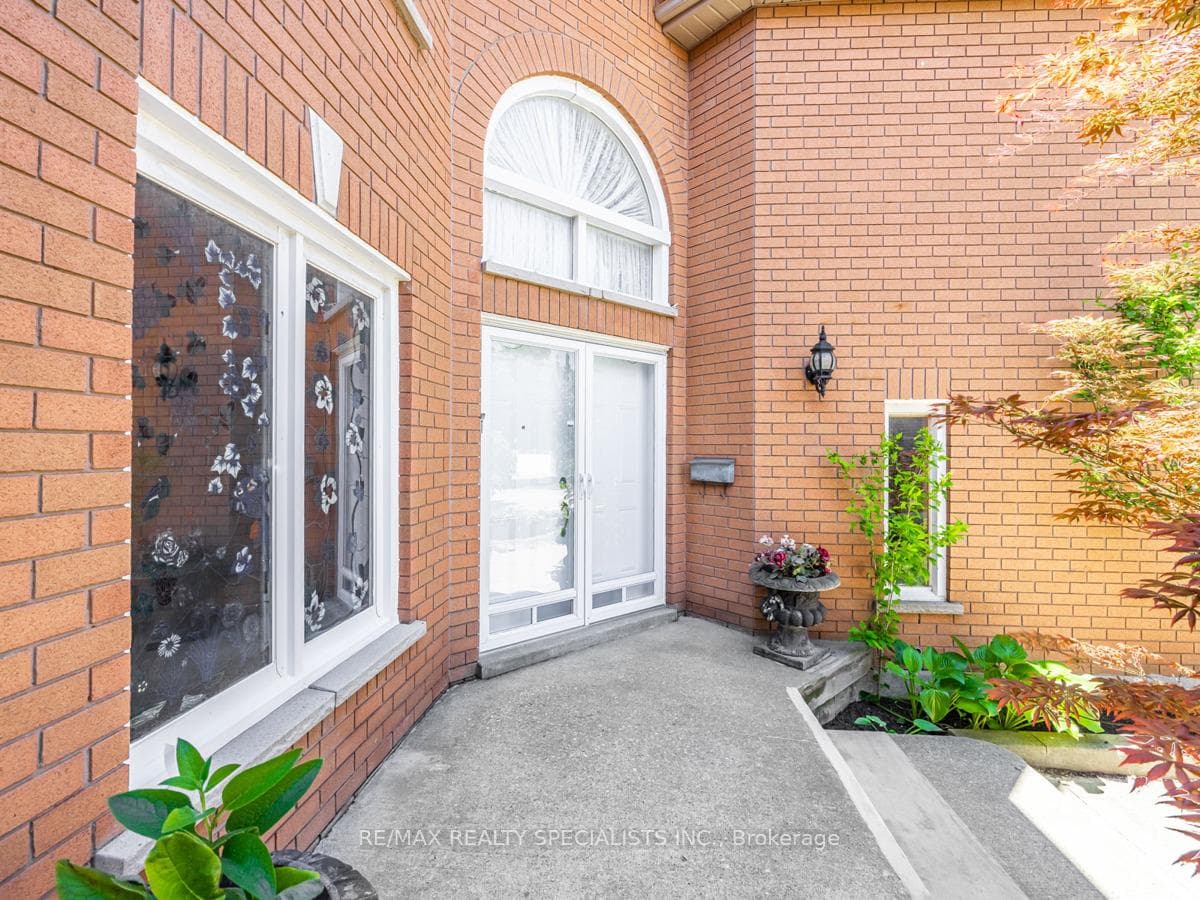 538 AVONWICK Avenue photo 34