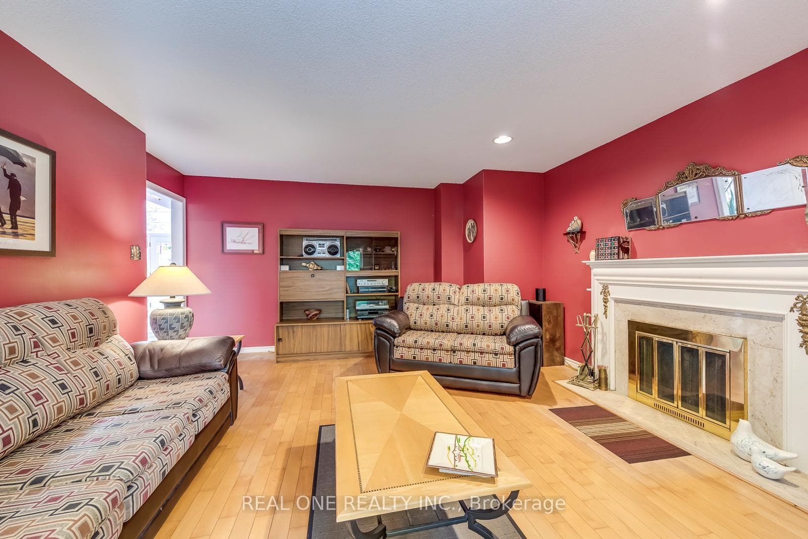 566 Blenheim Crescent photo 9