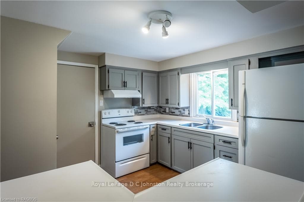 322 GODERICH Street photo 12