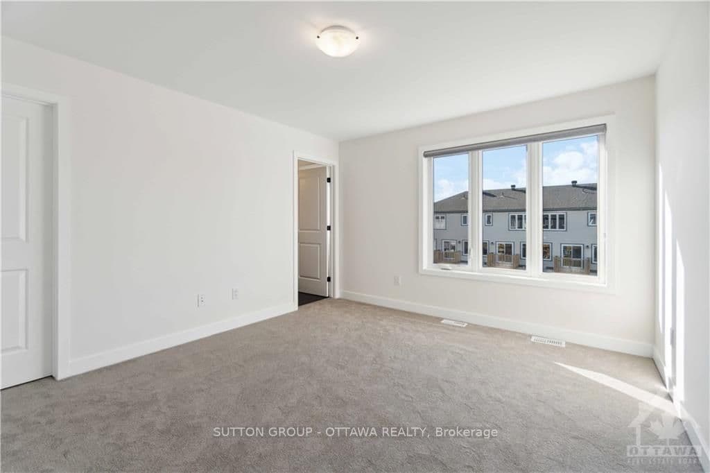 87 WHITCOMB Crescent photo 23