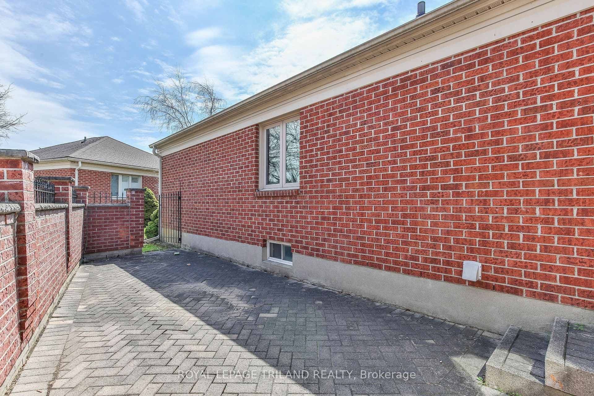 60 ROSECLIFFE Crescent Unit 8 photo 43