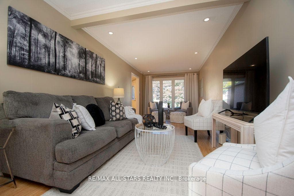 180 Sandringham Drive photo 11