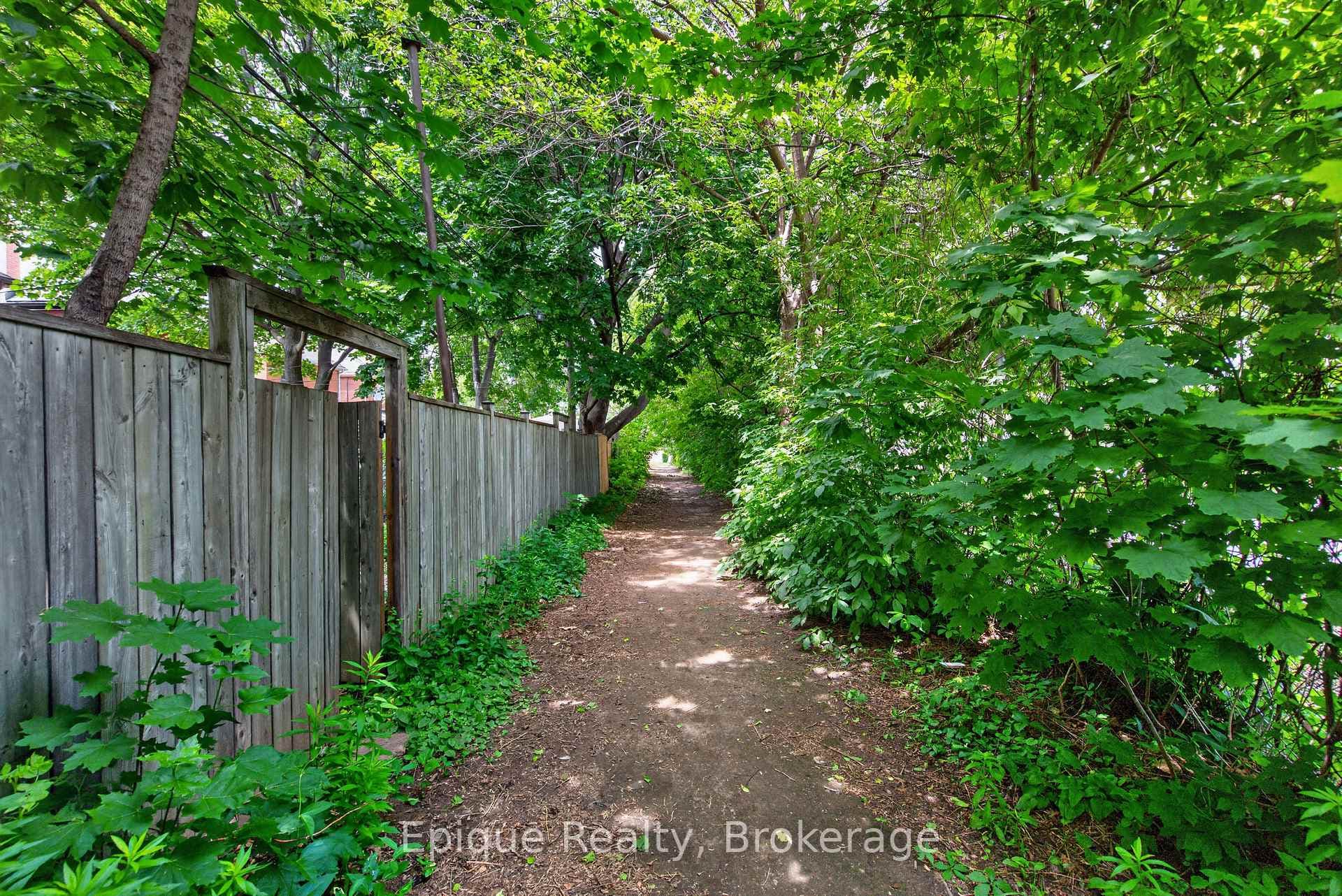 93 Graham Avenue photo 36