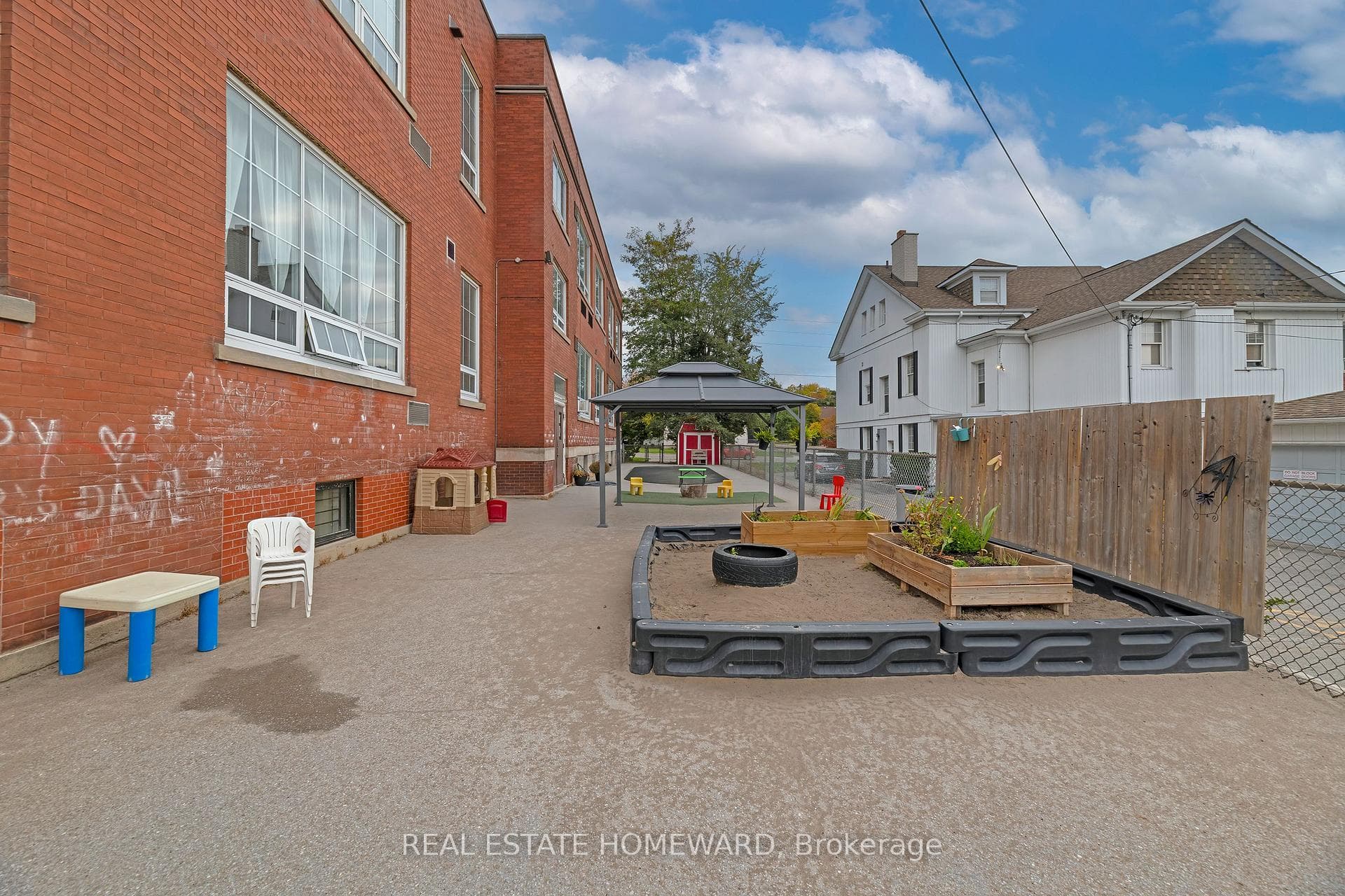 202 Simcoe Street photo 34