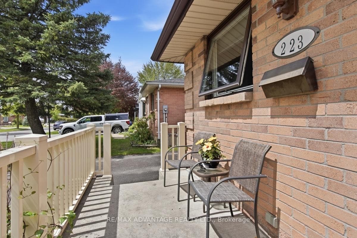 223 Ardsley Crescent photo 4