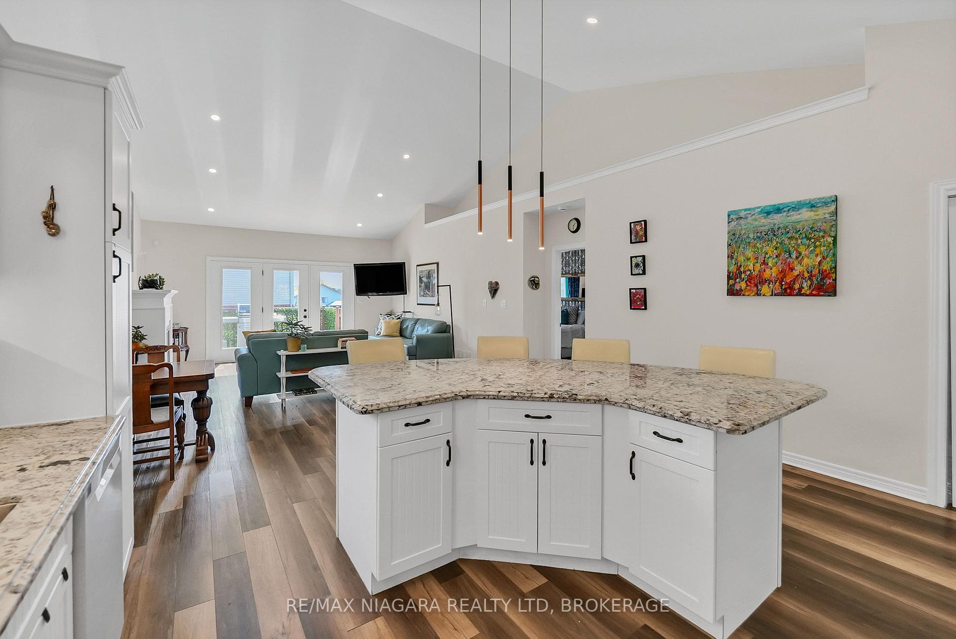 8738 Upper Canada Drive photo 8
