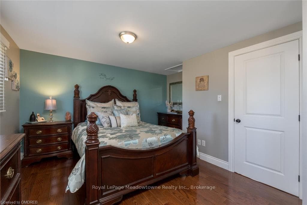 18 MOORE PARK Crescent photo 12