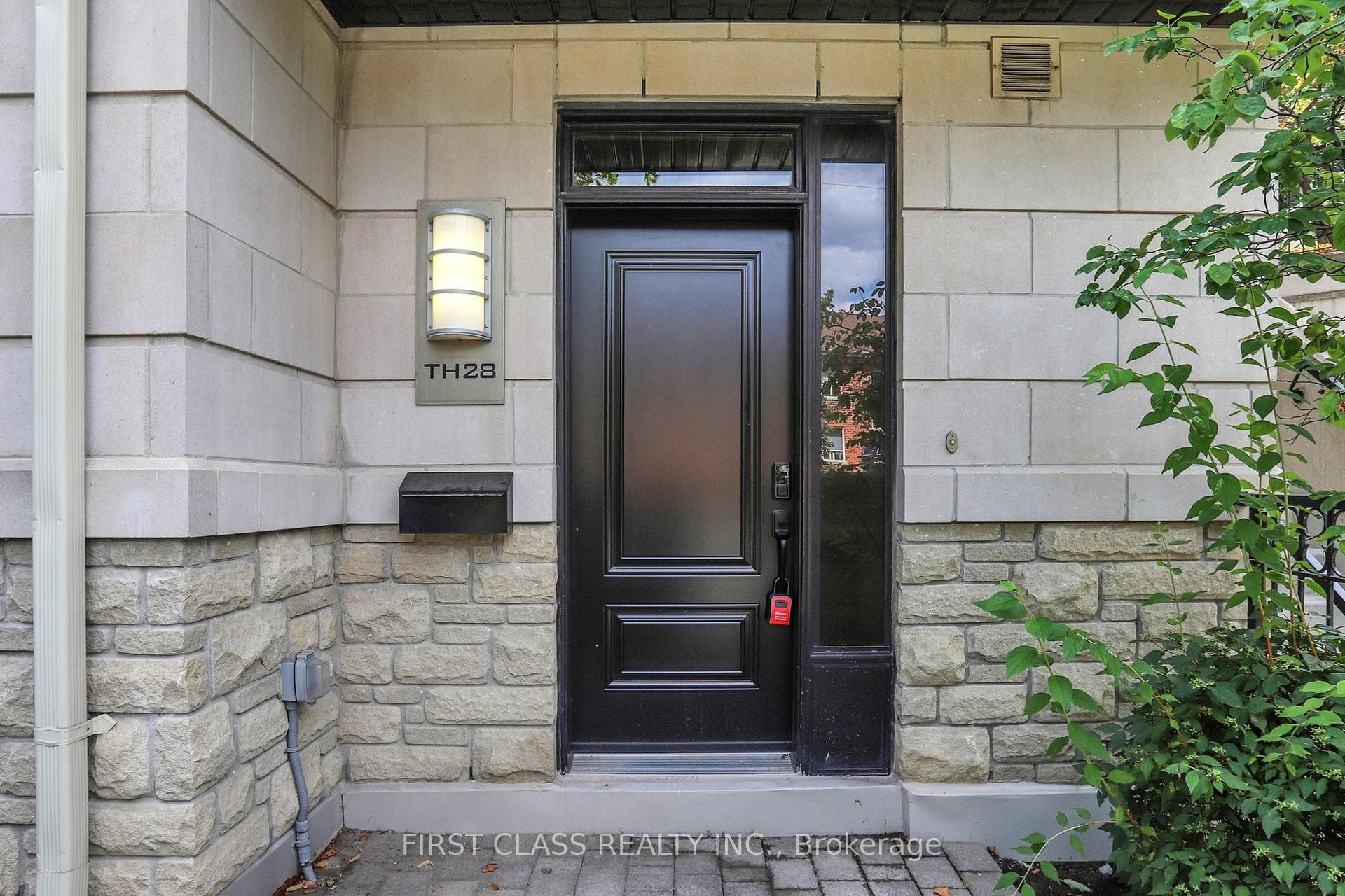 9 Oakburn Crescent Unit TH 28 photo 5