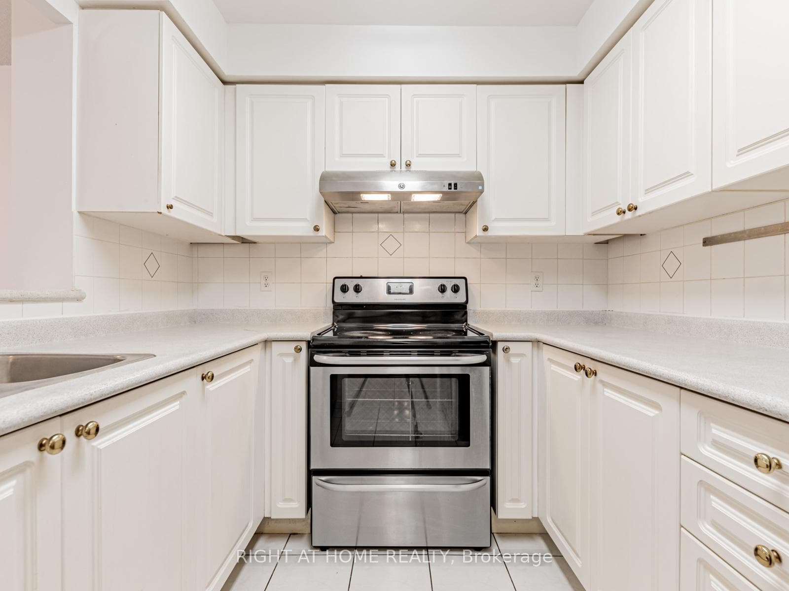 29 Pemberton Avenue Unit 908 photo 3