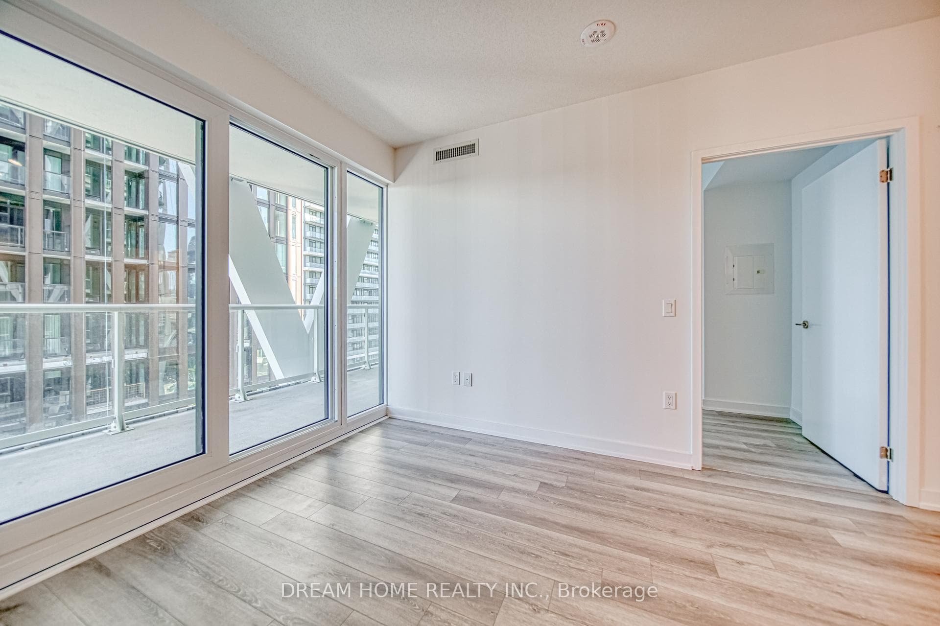 230 Simcoe Street Unit 1921 photo 11