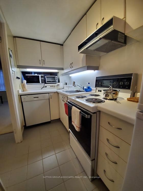 717 Bay Street Unit 805 photo 7