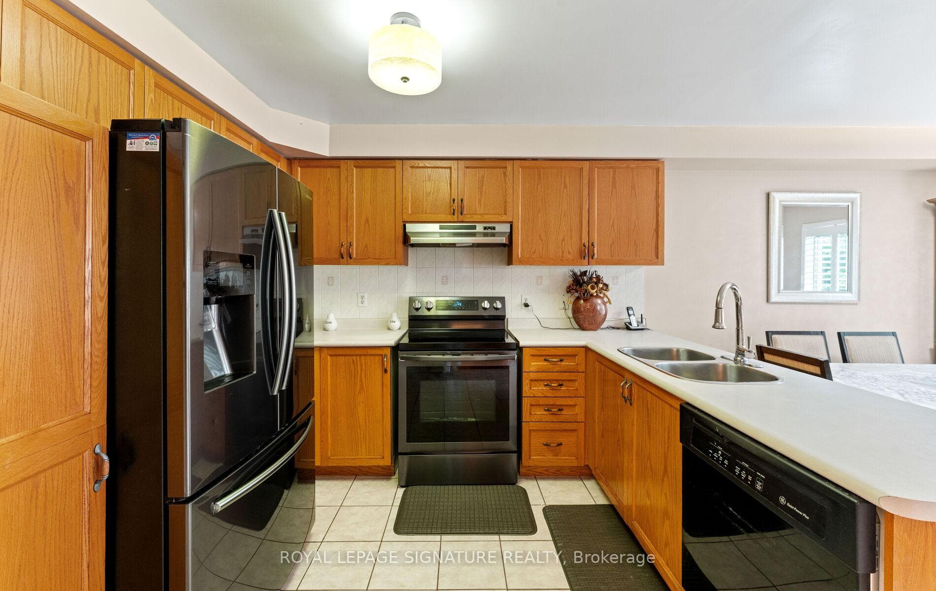 3252 Laburnum Crescent photo 16