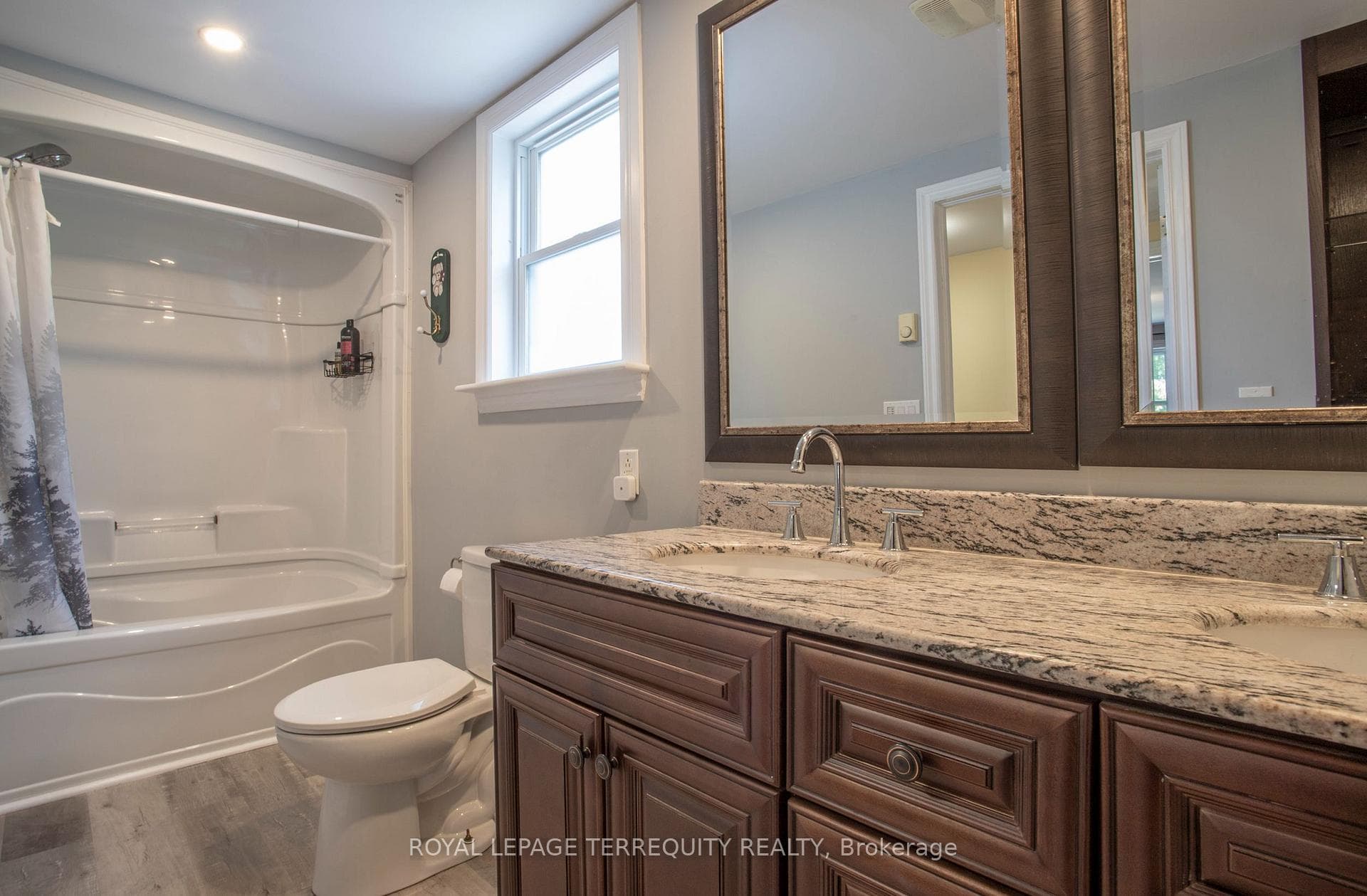 24 Simcoe Street photo 25