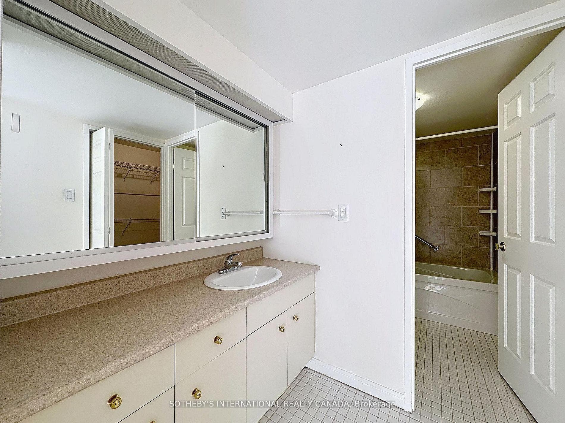 245 The Donway N/A Unit 204 photo 15