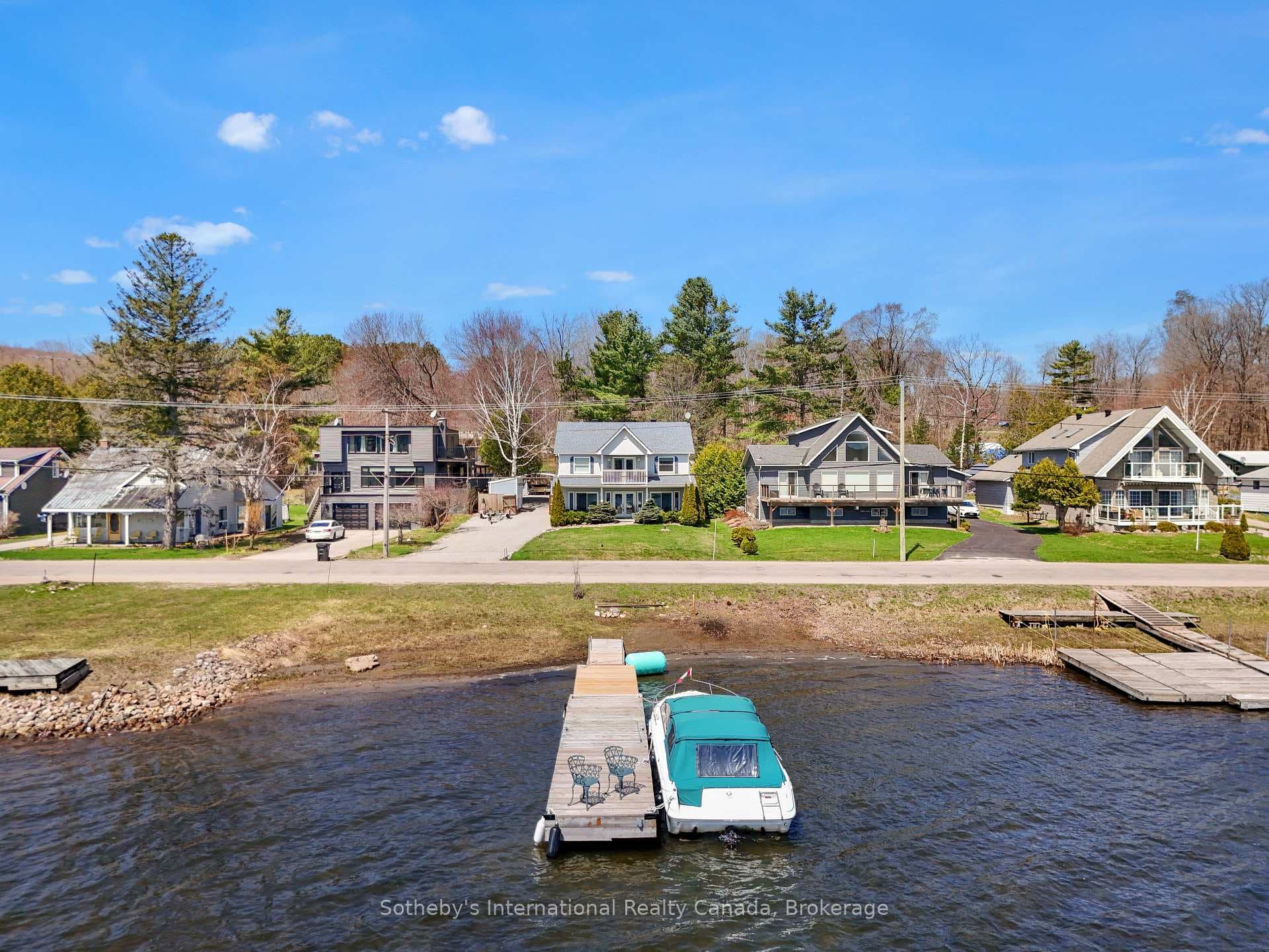 604 CHAMPLAIN Road photo 3