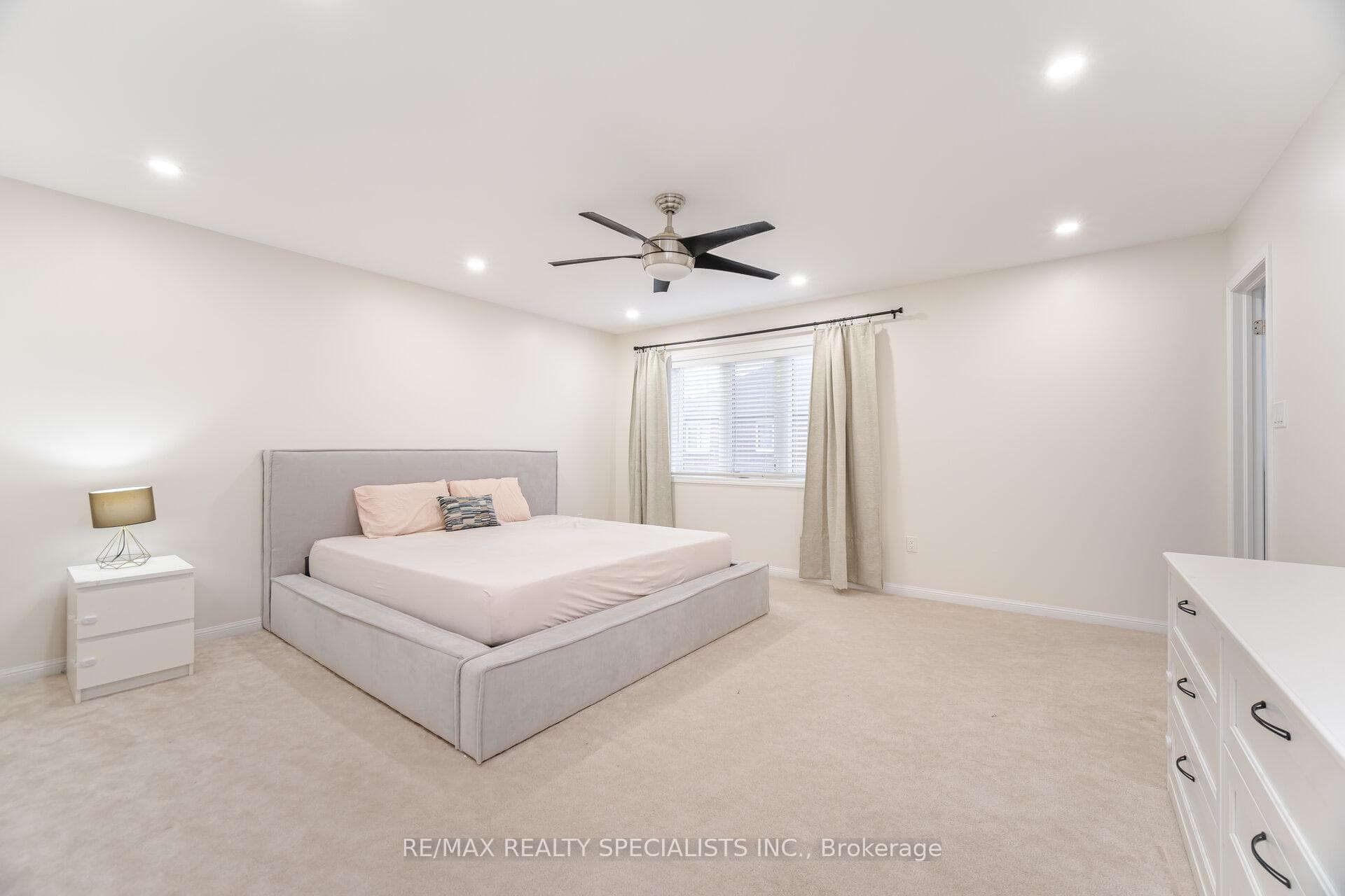 225 Mortimer Crescent photo 22