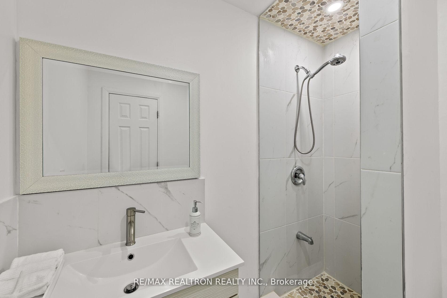 14 Mortimer Court photo 19