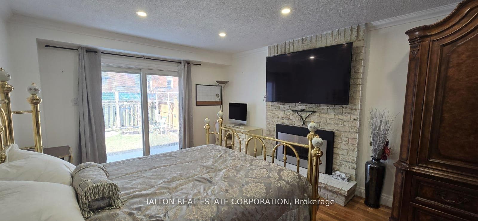 2452 CAVENDISH Drive Unit A photo 17