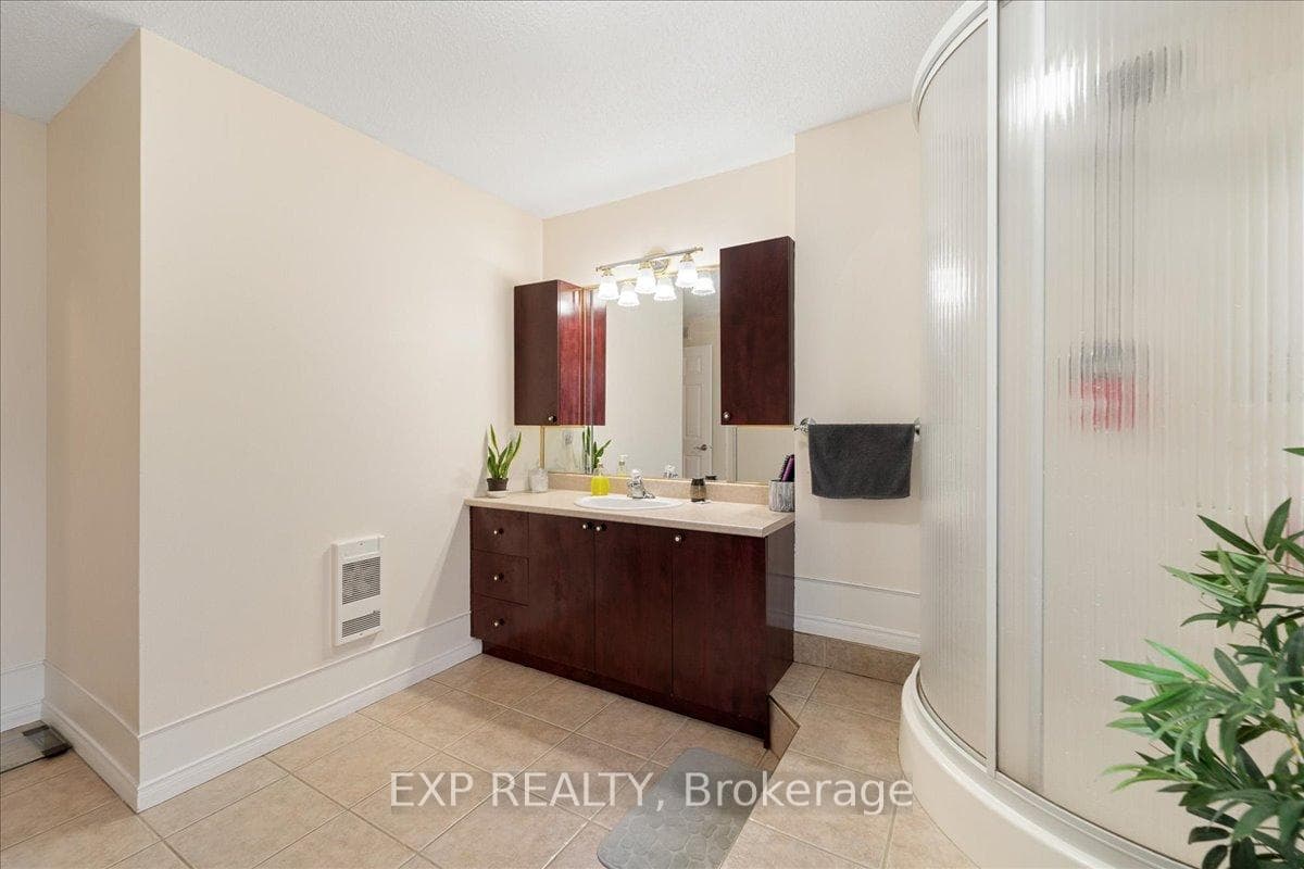 213 Longueuil Street photo 29