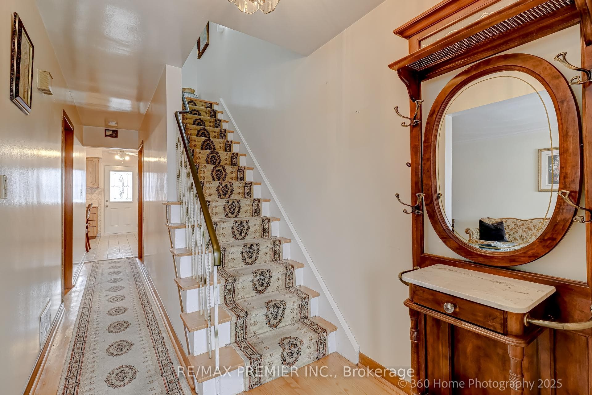 397 Blackthorn Avenue photo 4