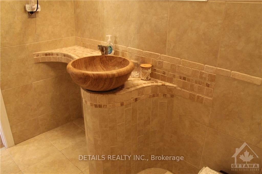 4E MAPLE RIDGE Crescent photo 21