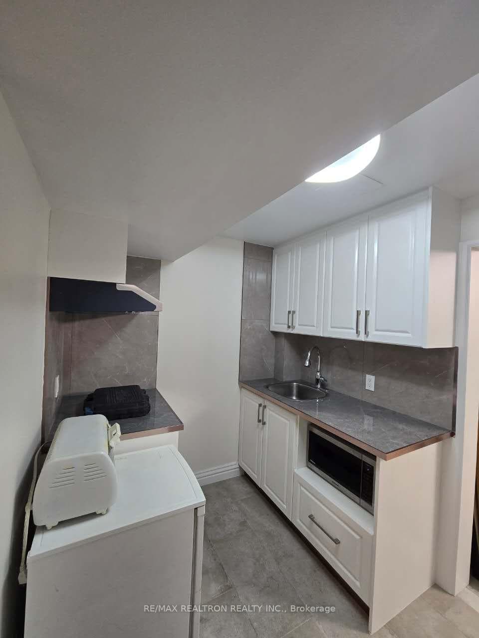 38 Collingsbrook Boulevard Unit Basement Unit 3 photo 4