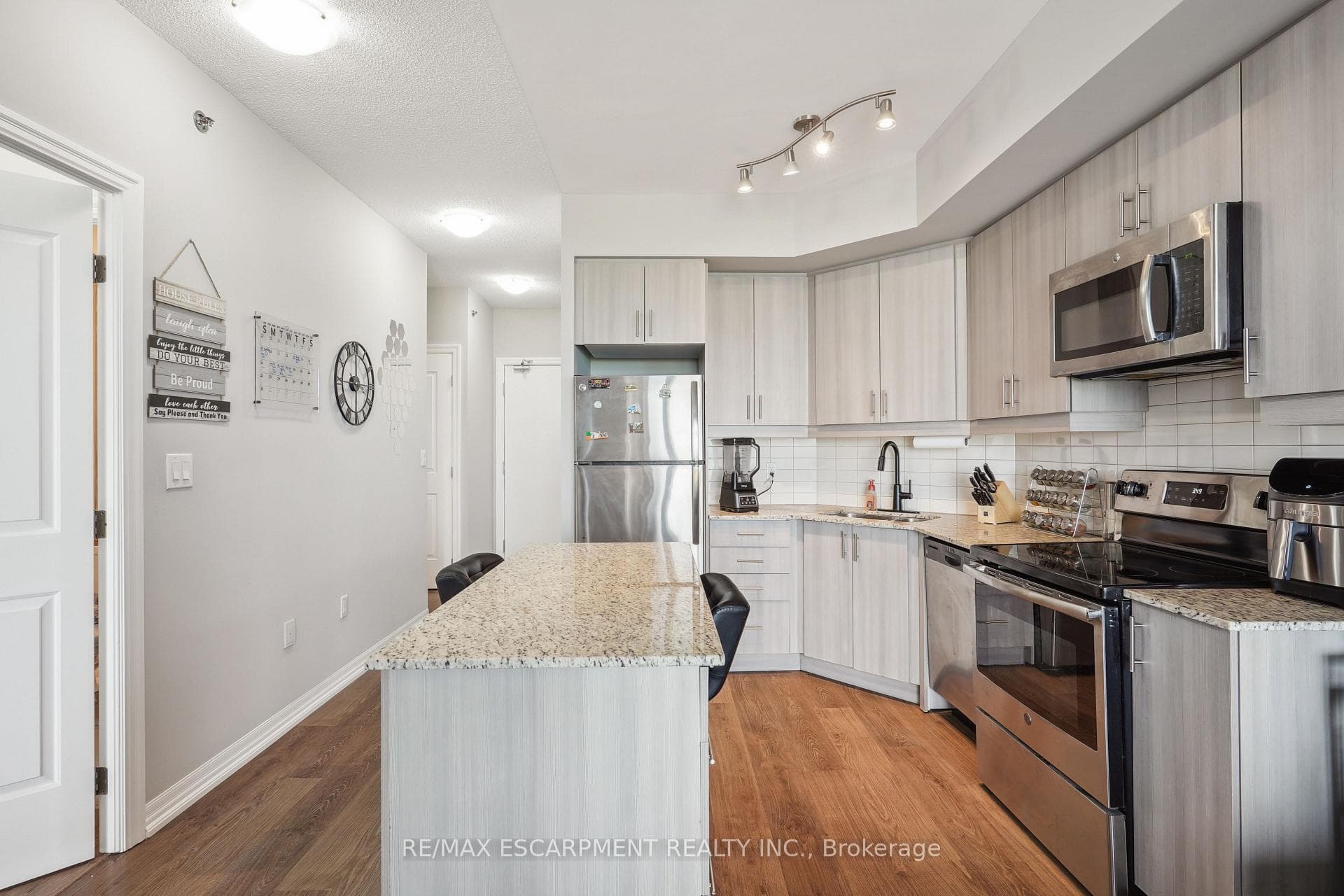 560 North Service Road Unit 709 photo 7