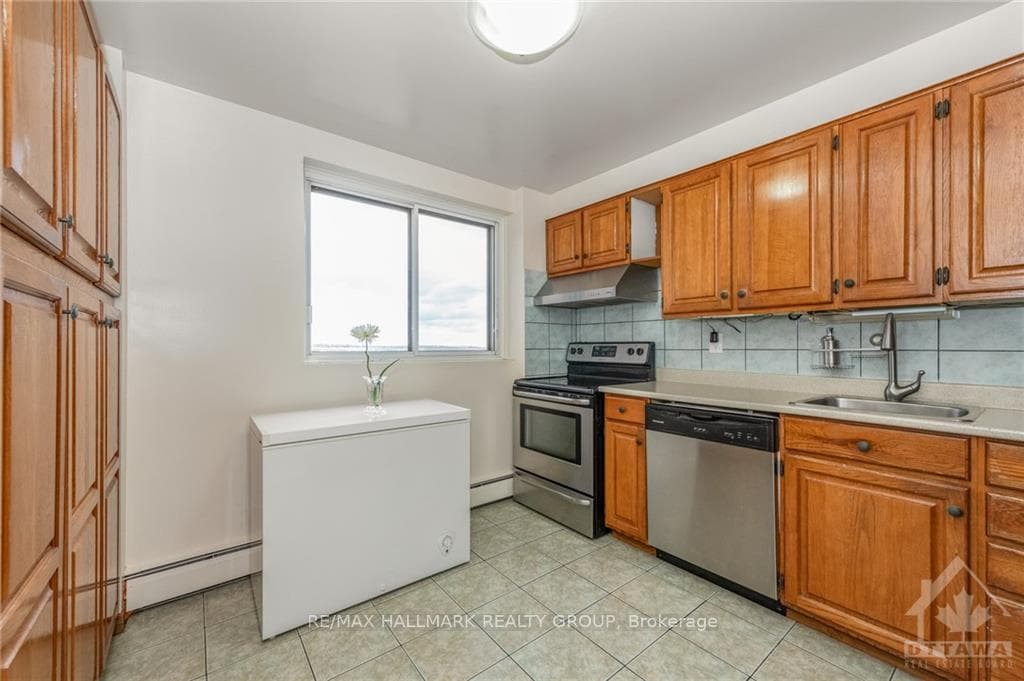 2650 SOUTHVALE Crescent Unit 404 photo 5