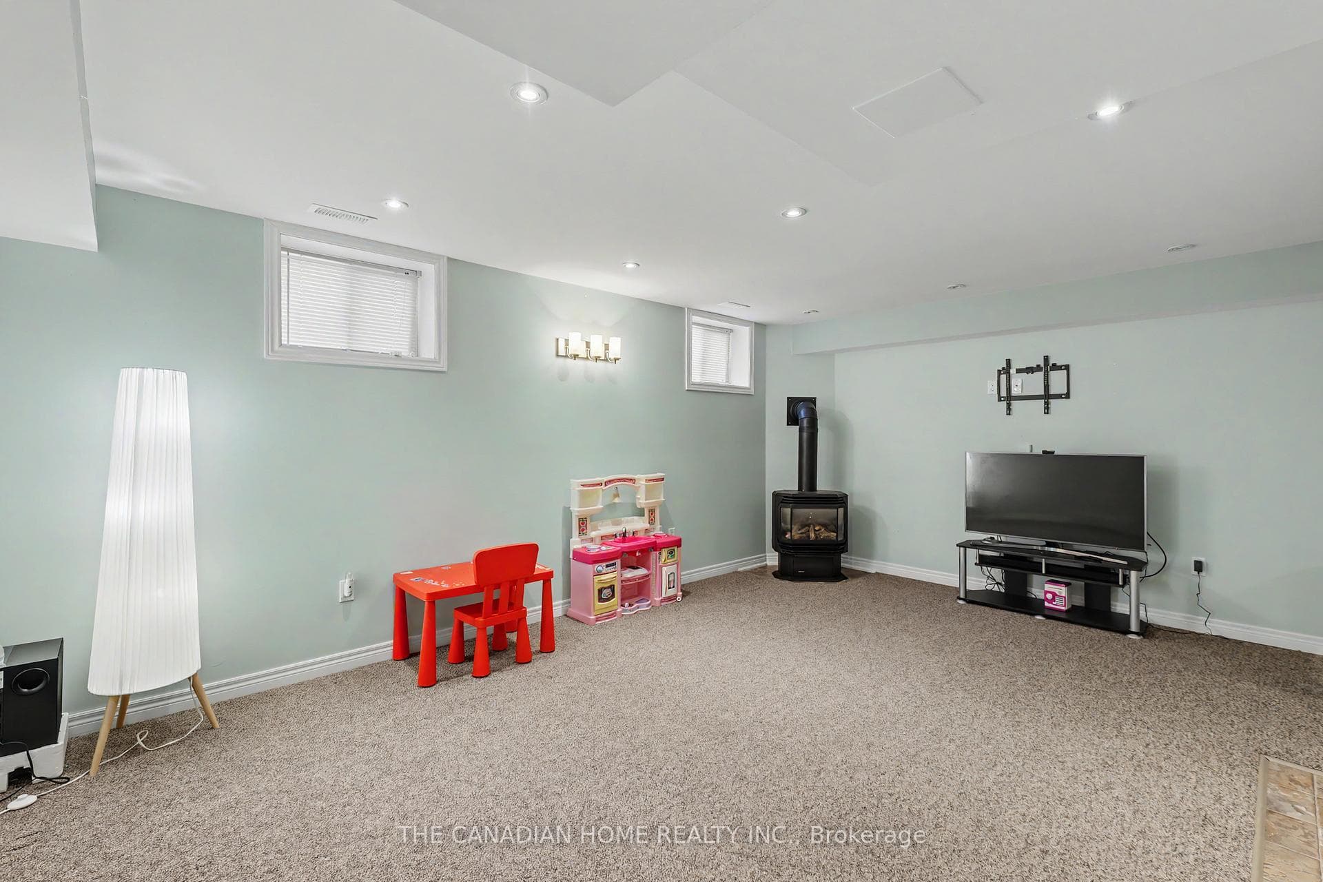 219 PICTON Street photo 29