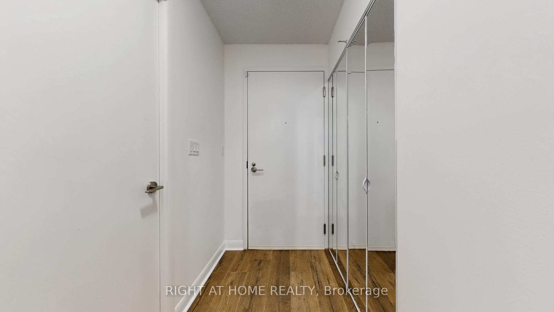 15 Bruyeres Mews Unit Th106 photo 5