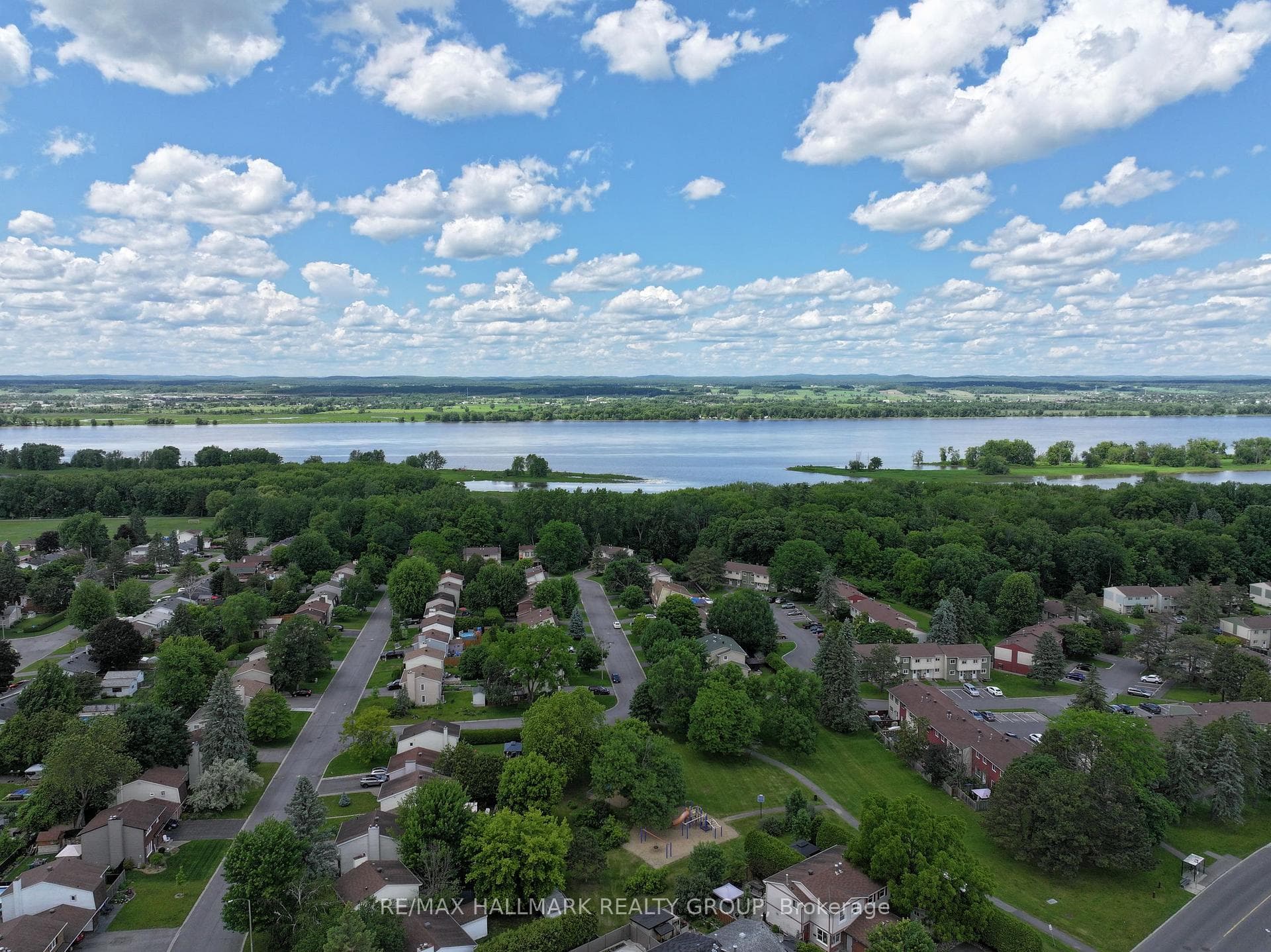 8052 Jeanne D'arc Boulevard photo 46