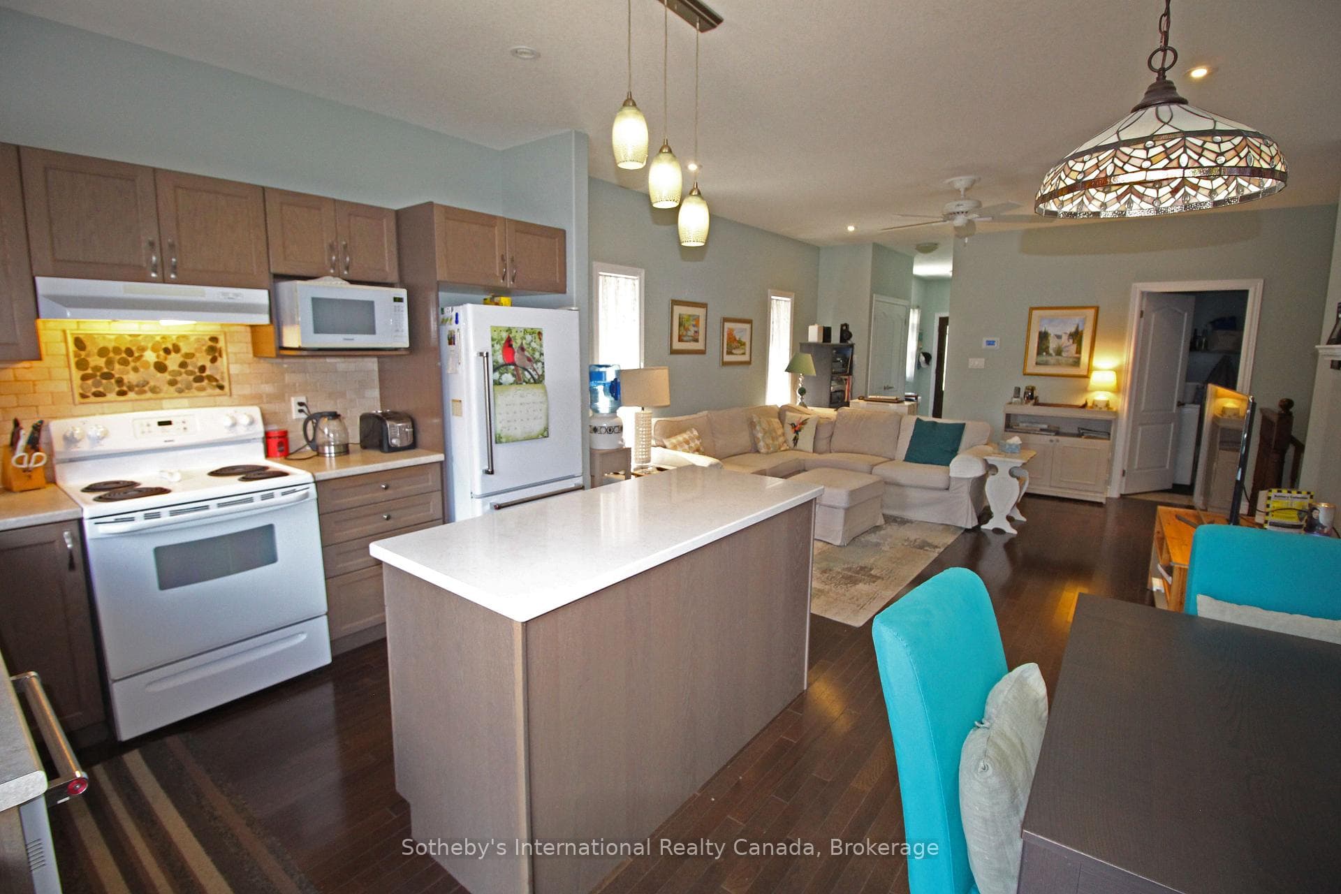 Spacious Eat-In Kitchen