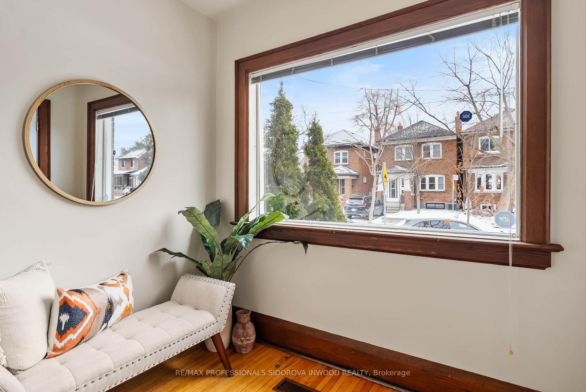 582 Willard Avenue photo 4
