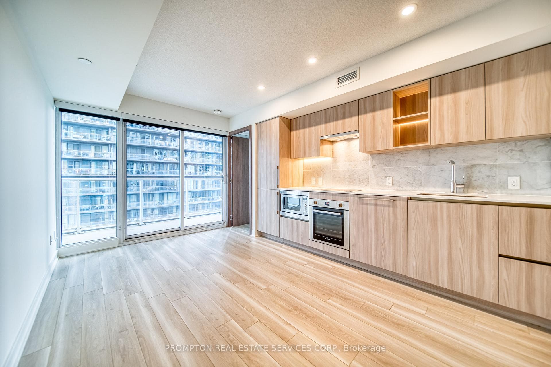 19 Bathurst Street Unit 1002 photo 4
