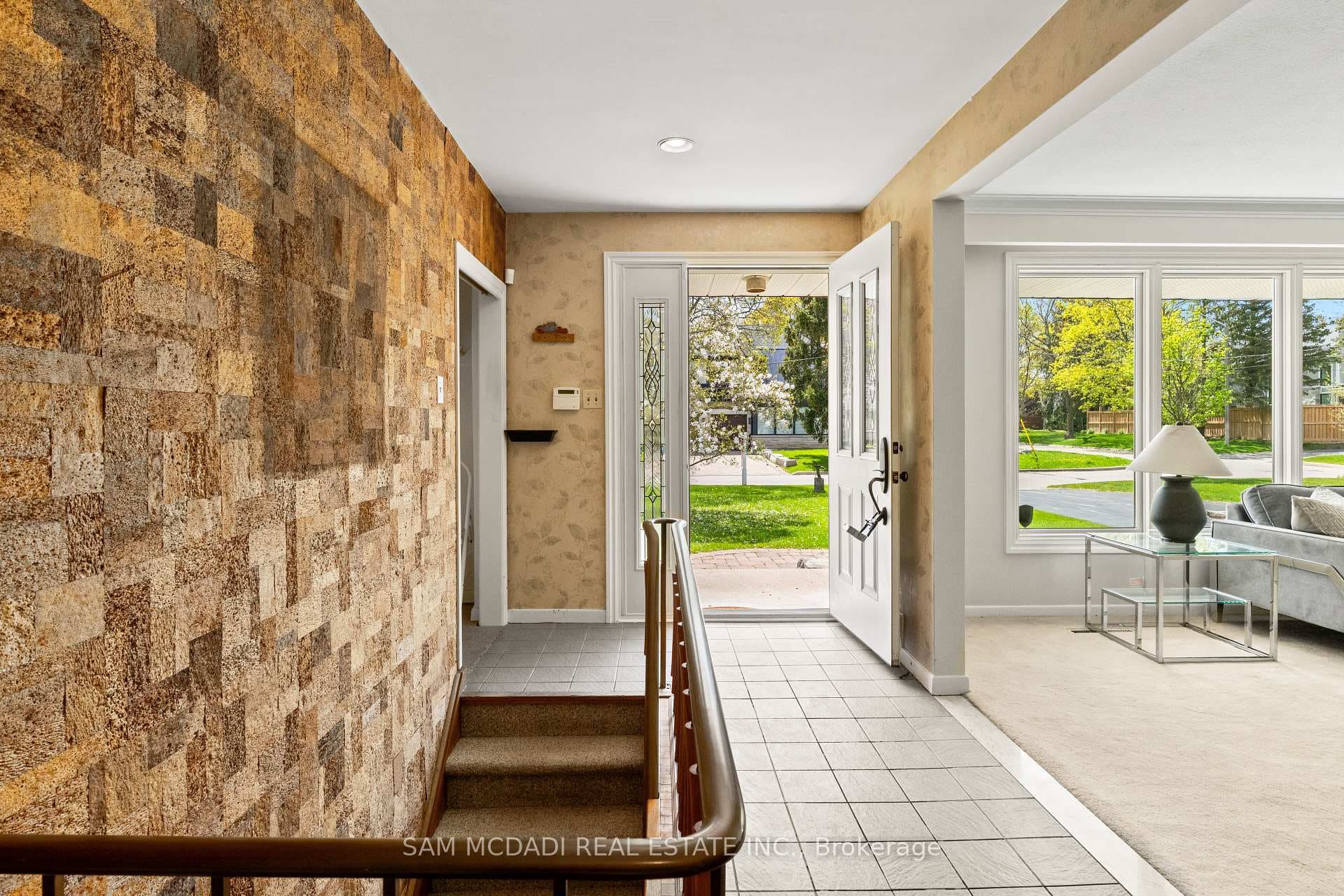 521 Vanessa Crescent photo 4