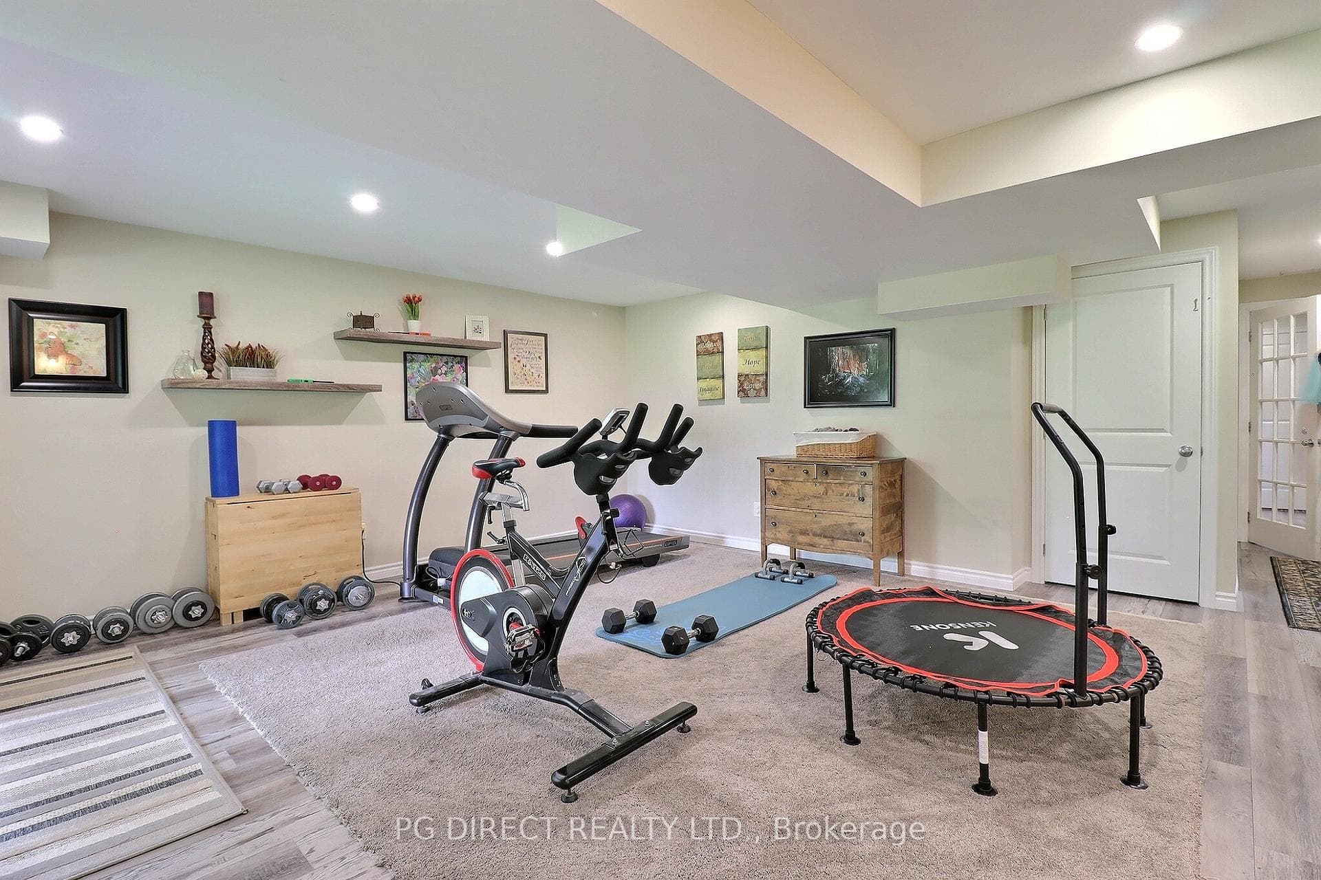 1040 Hanson Crescent photo 25