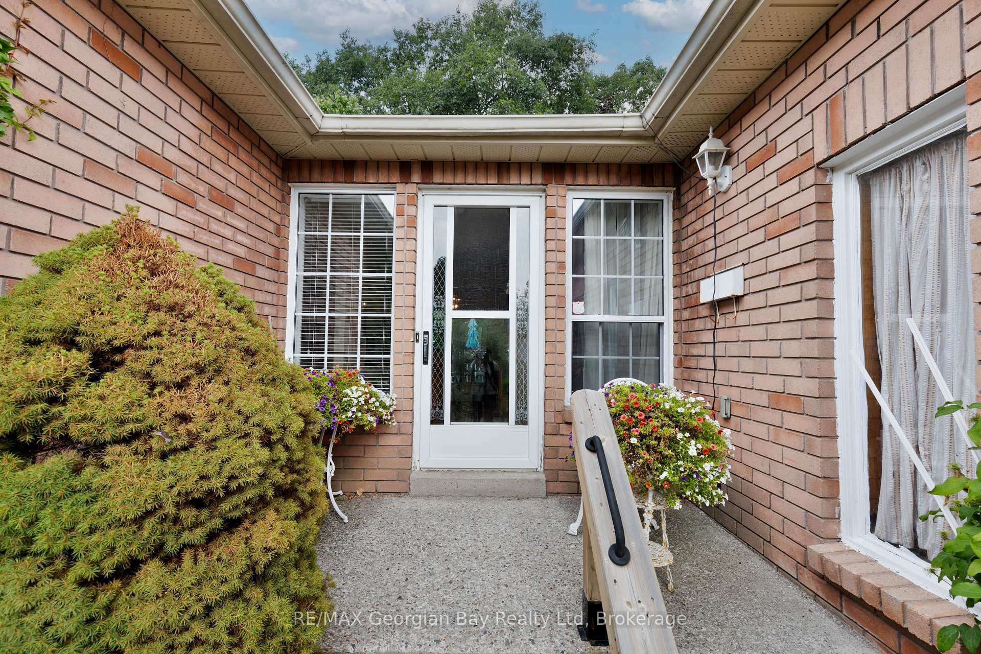 1057 Dina Crescent photo 3