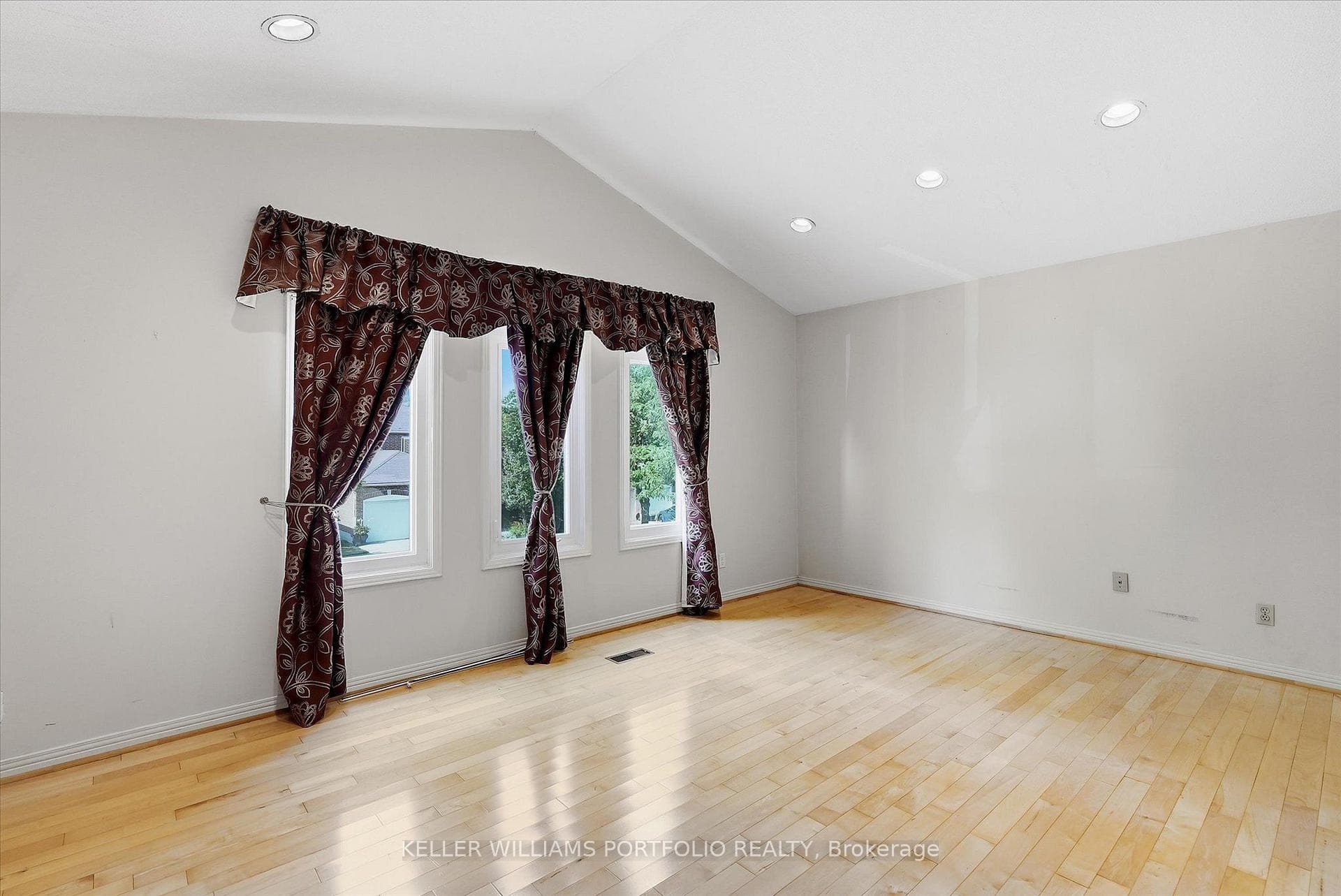 73 Jessica Gardens photo 20