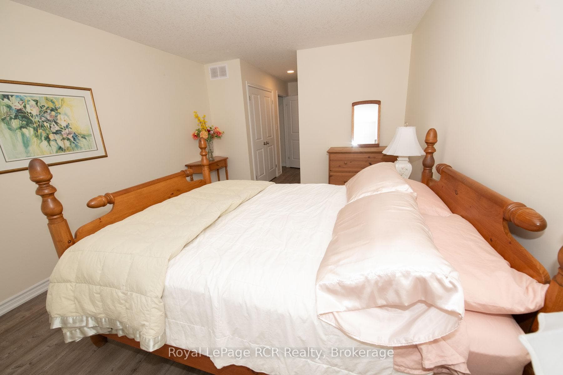 465 Wellington Street photo 2