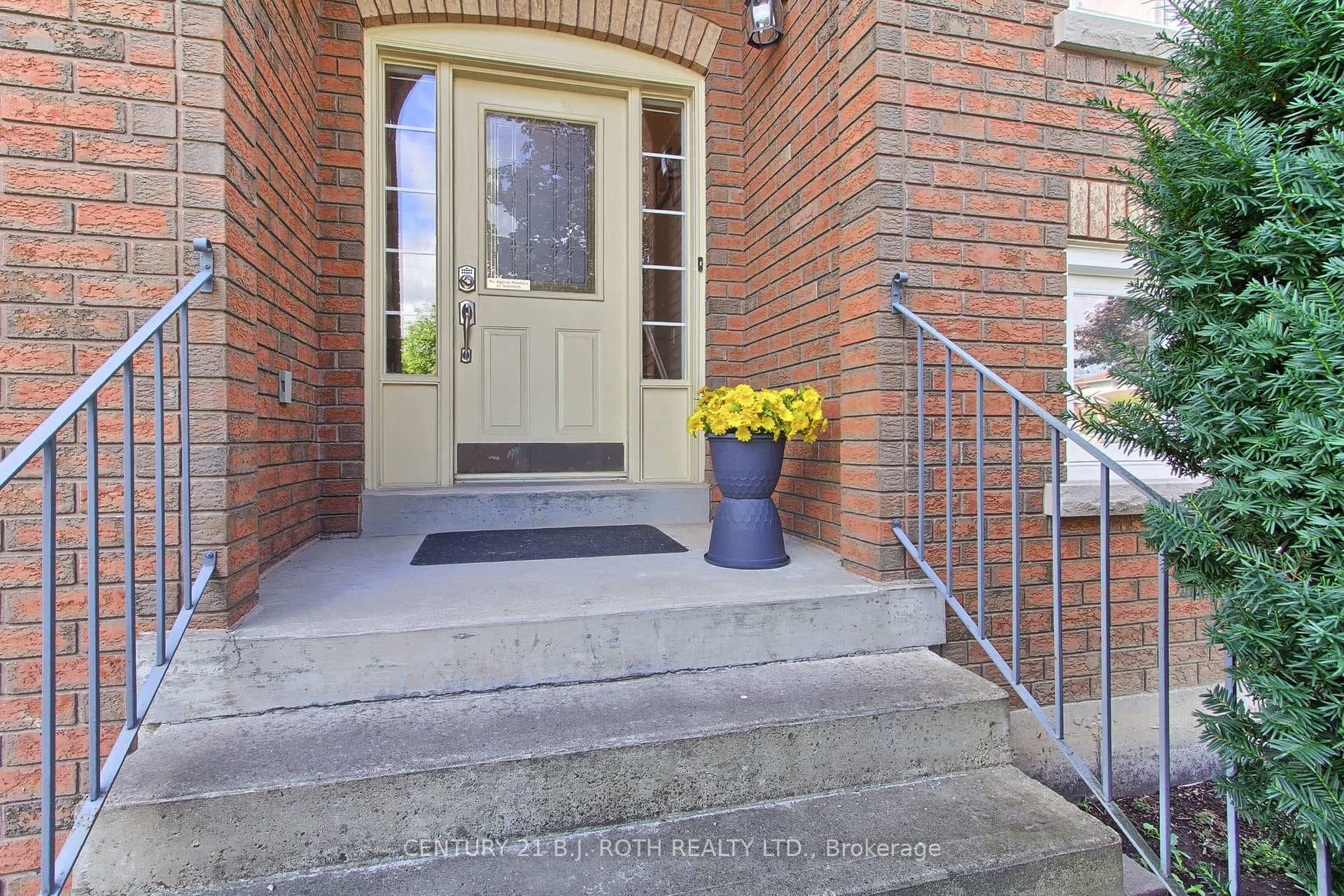 56 Compton Crescent photo 5