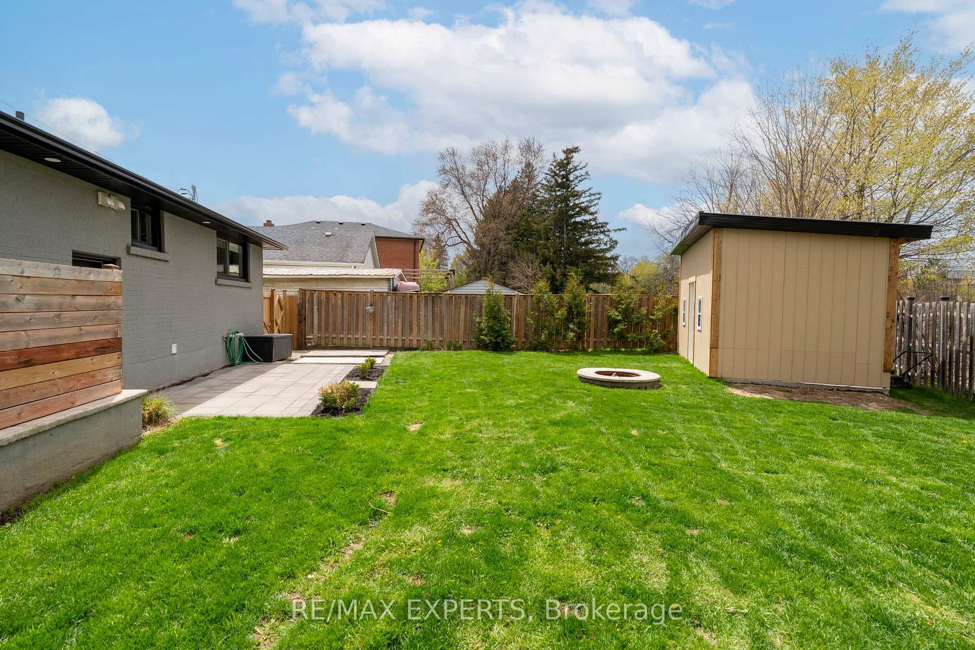 52 Maple Avenue photo 49